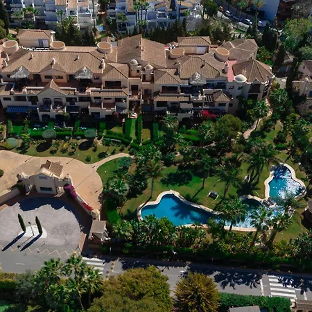 3 Bedroom Apartment, With Private Garden And Terrace, In Puerto Banus Lägenhet