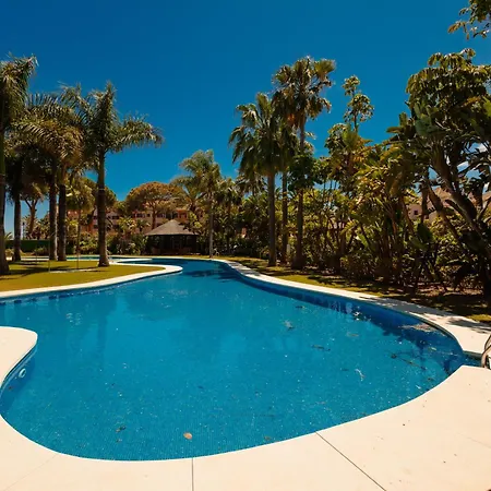 3 Bedroom Apartment, With Private Garden And Terrace, In Puerto Banus Lägenhet