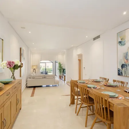 Lägenhet 3 Bedroom Apartment, With Private Garden And Terrace, In Puerto Banus Marbella