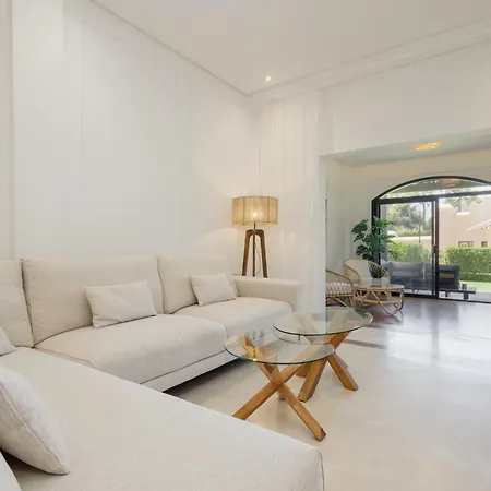 Lägenhet 3 Bedroom Apartment, With Private Garden And Terrace, In Puerto Banus