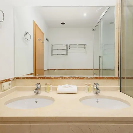 3 Bedroom Apartment, With Private Garden&terrace, In Puerto Banús Apartamento