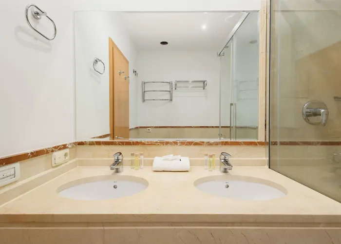 3 Bedroom Apartment, With Private Garden And Terrace, In Puerto Banus شقة